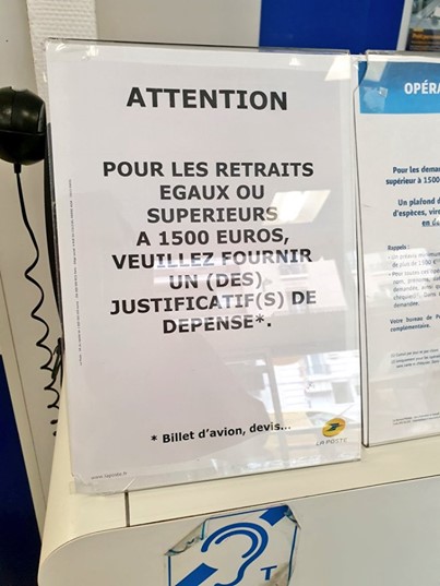 La Banque Postale a-t-elle le droit de demander à ses clients de justifier d'un retrait de 1 500 euros ?